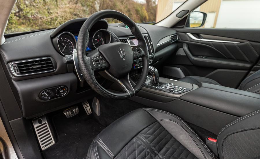 Интерьер Maserati Levante GTS 2018 года  (NA) (фото 33 из 40)